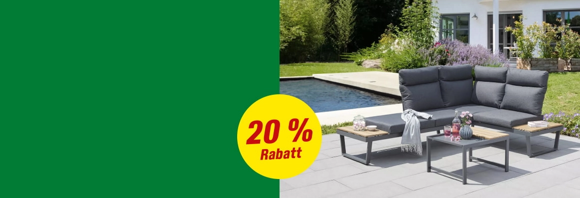 Graue Gartenlounge mit Tischen auf einer Terrasse am Pool.